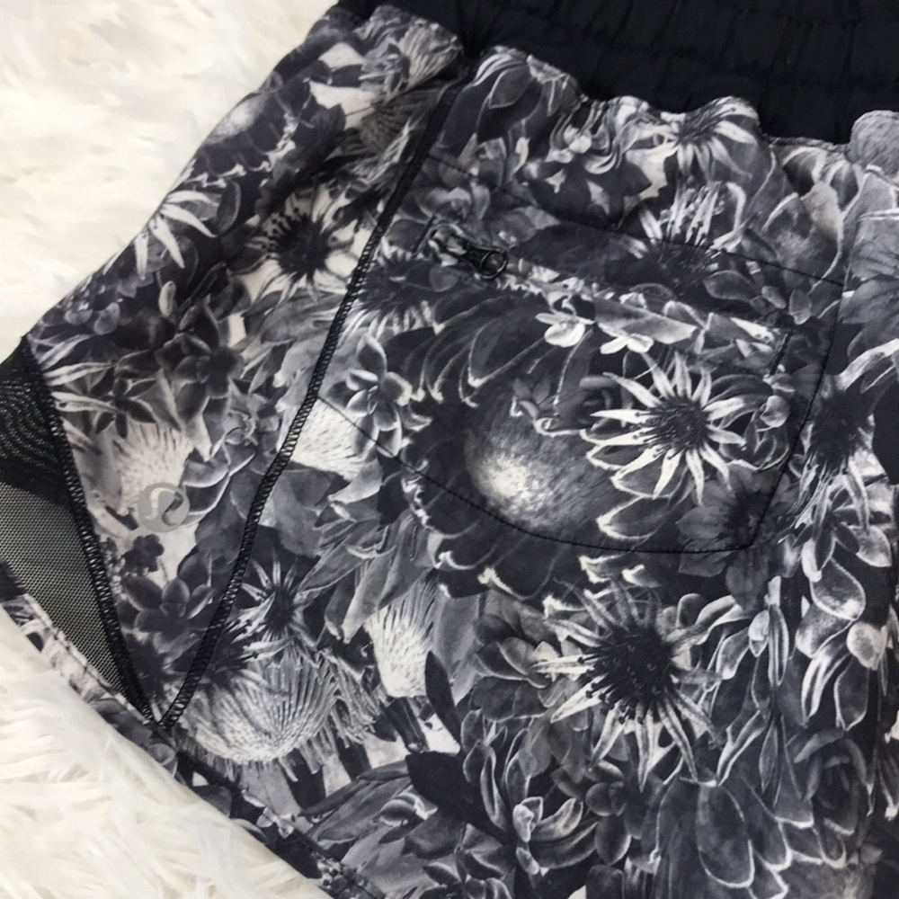 Lululemon Hotty Hot Short Flowabunga Black Angel - Picture 9 of 10